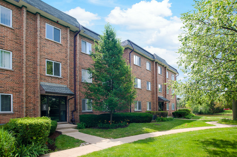 2608 Pirates Cove in Schaumburg, IL - Foto de edificio
