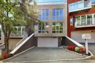 22 Vela Way in Edgewater, NJ - Building Photo