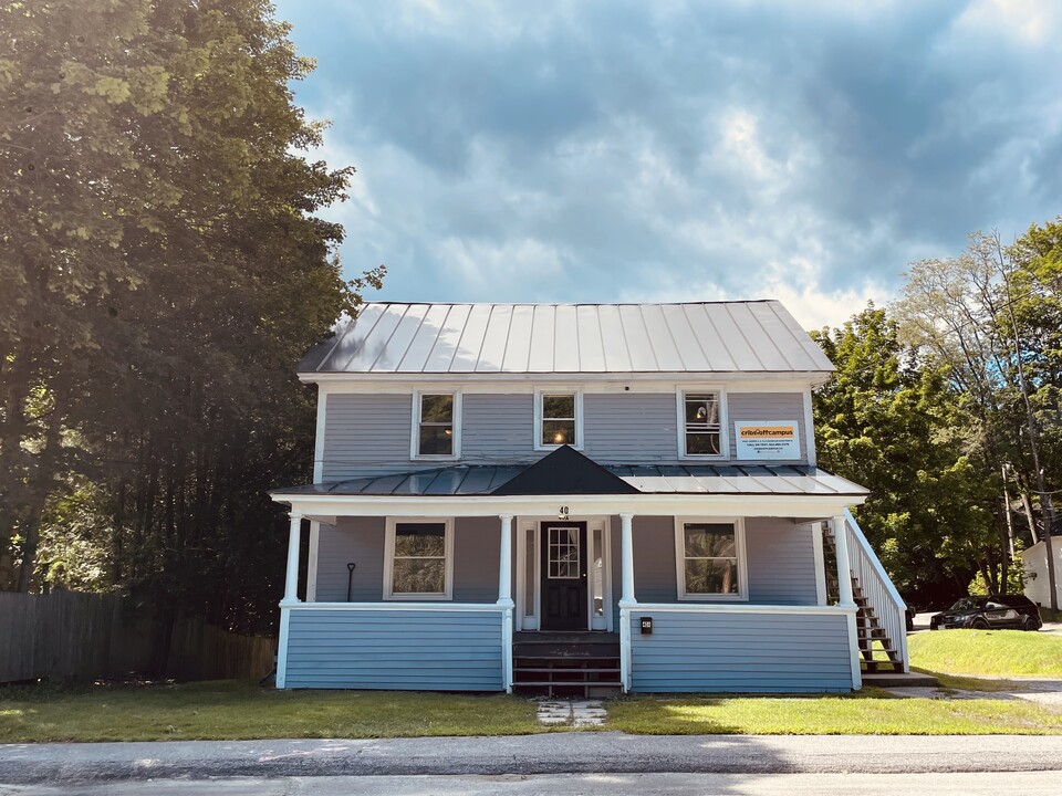 40 Russell St, Unit A in Plymouth, NH - Foto de edificio