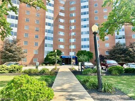 11850 Edgewater Dr in Lakewood, OH - Building Photo