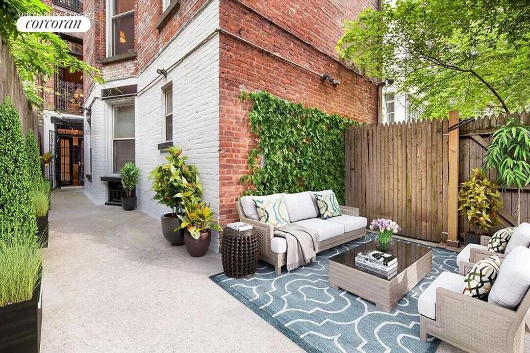 54 E 83rd St in New York, NY - Building Photo