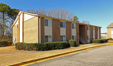 Pine Tree in Columbia, SC - Foto de edificio - Building Photo