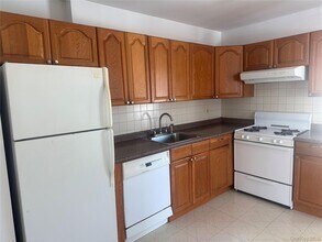 219 Manhattan Ave in Westbury, NY - Building Photo - Building Photo