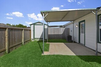 2100 Saint Lucia Calle in Dickinson, TX - Building Photo - Building Photo