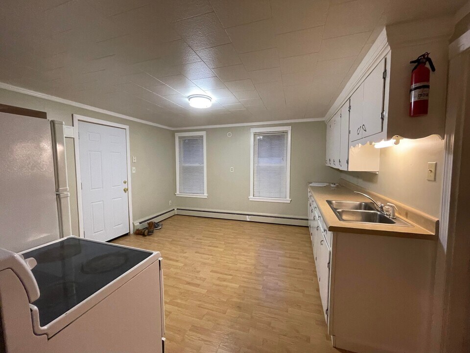 48 W Bates St in Lewiston, ME - Building Photo