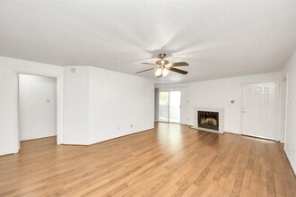 10757 Braes Bend Dr in Houston, TX - Building Photo - Building Photo
