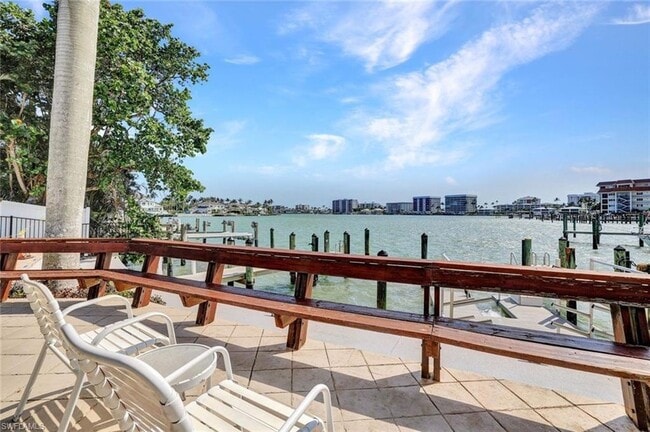 386 Harbour Dr, Unit 386 in Naples, FL - Building Photo - Building Photo