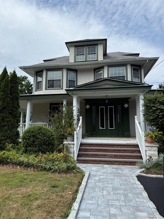 27 Dosoris Way in Glen Cove, NY - Foto de edificio