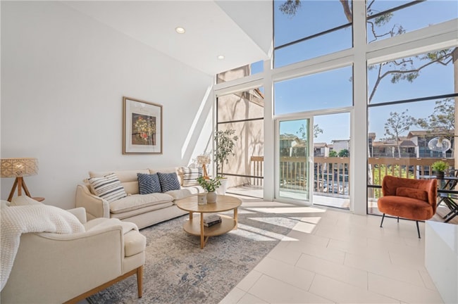 7324 Marina Pacifica Dr N in Long Beach, CA - Building Photo - Building Photo