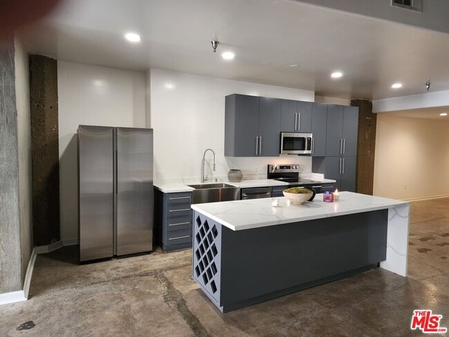 711 S Olive St in Los Angeles, CA - Building Photo - Building Photo