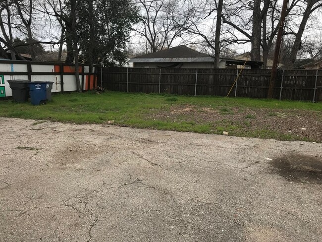 512 Graham Ave in Dallas, TX - Building Photo - Building Photo