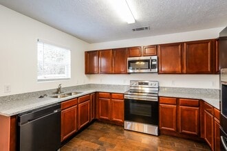 5636 Dory Dr in Nashville, TN - Foto de edificio - Building Photo