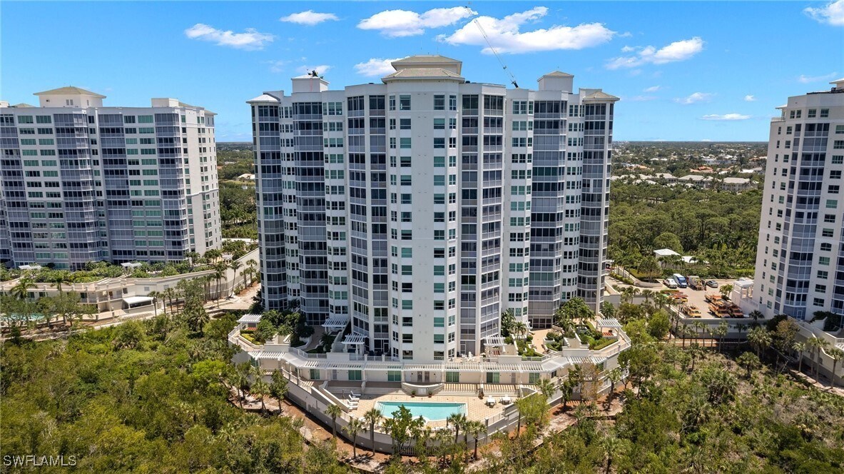 285 Grande Way in Naples, FL - Building Photo