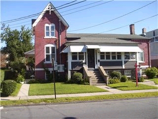 100 Laurel St in Bristol, CT - Foto de edificio