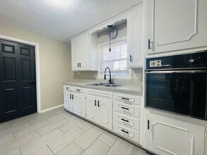 7318 Newton Dr in Overland Park, KS - Building Photo - Building Photo