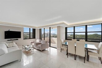 2555 Collins Ave, Unit 812 in Miami Beach, FL - Foto de edificio - Building Photo
