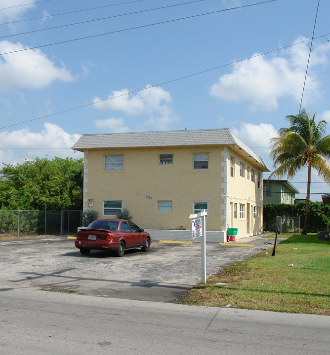 2217 NW 8th St in Fort Lauderdale, FL - Building Photo