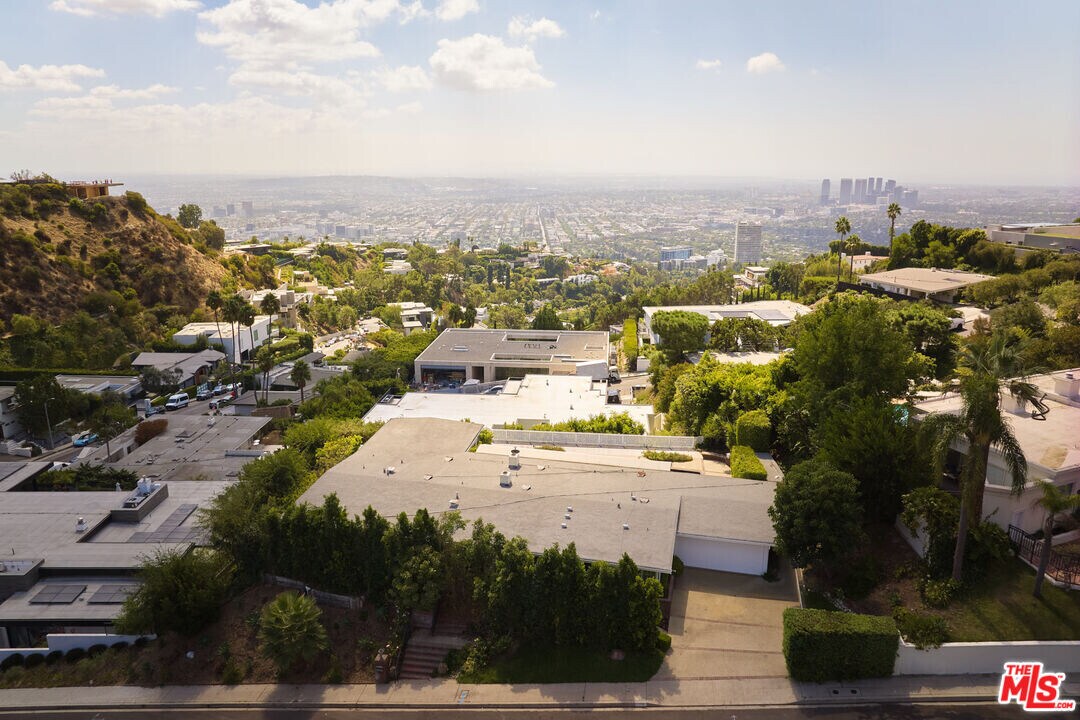 9226 Swallow Dr in Los Angeles, CA - Building Photo