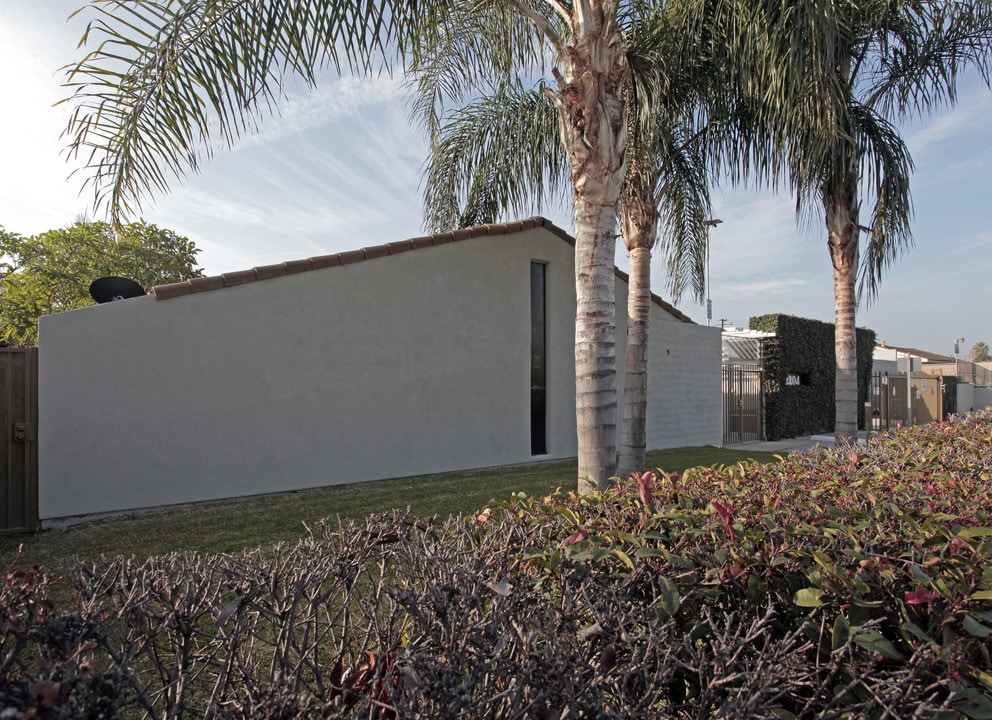 2204 E La Palma Ave in Anaheim, CA - Building Photo