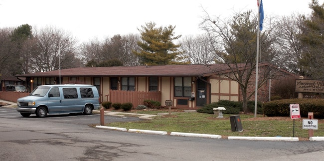 Pinewood Village Apartments in Indianapolis, IN - Foto de edificio - Building Photo