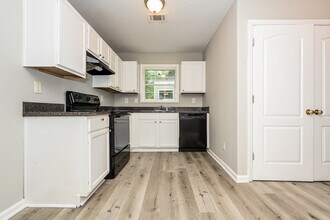 7624 McGillicuty Dr in Union City, GA - Building Photo - Building Photo