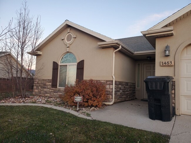 property at 1483 Northern View Dr