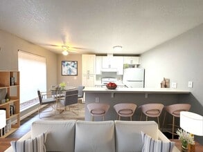 Lincoln Crest Apartments in Stockton, CA - Building Photo - Interior Photo