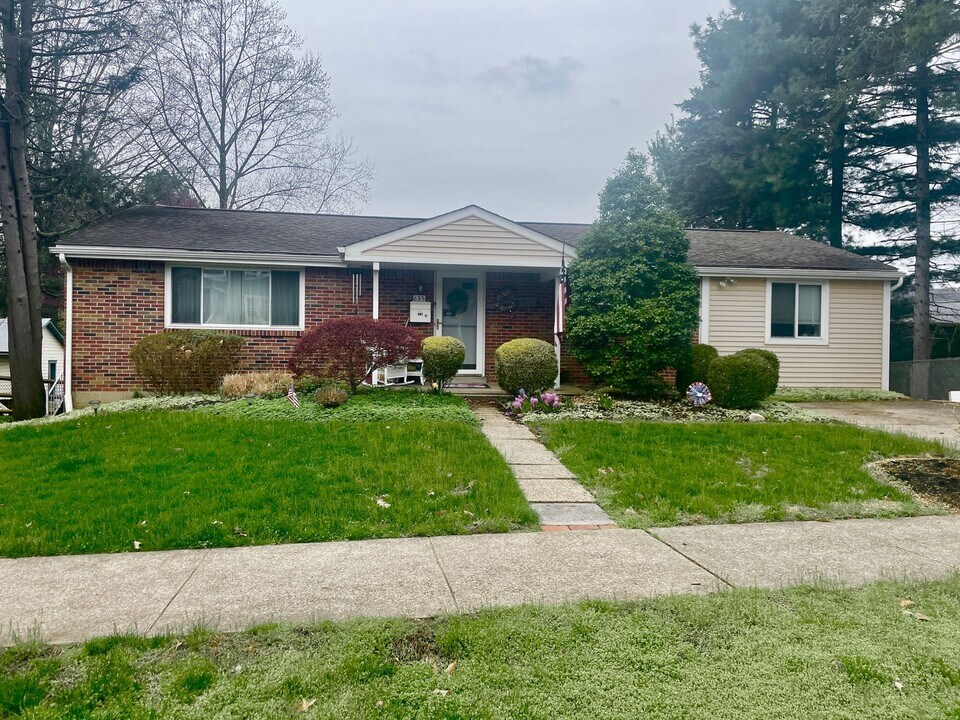 685 4th St in Oakmont, PA - Building Photo