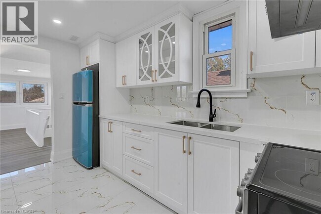 581 Lancaster St W in Kitchener, ON - Building Photo - Building Photo