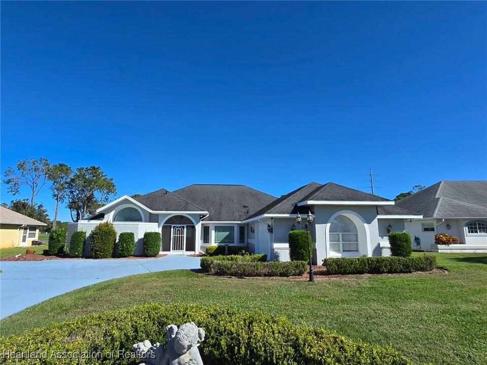 2922 Wynstone Dr in Sebring, FL - Building Photo