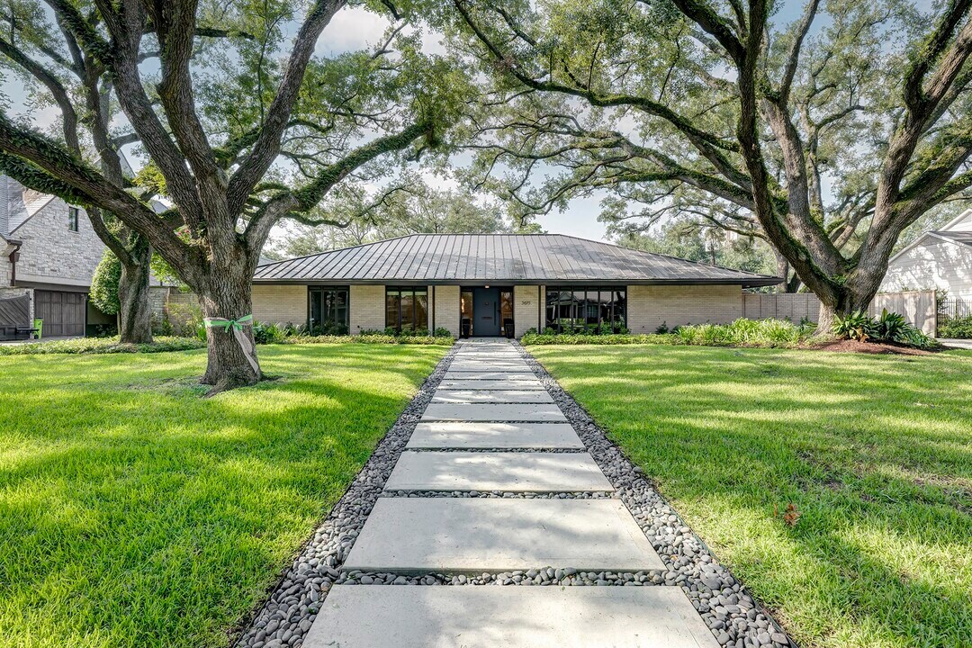 5675 Green Tree Rd in Houston, TX - Building Photo