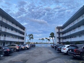 443 NE 195th St in Miami, FL - Building Photo - Building Photo