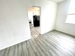 5001 Idaho Ave, Unit Giant Studio in St. Louis, MO - Building Photo - Building Photo