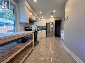 15 Summerglade Dr in Toronto, ON - Building Photo - Building Photo