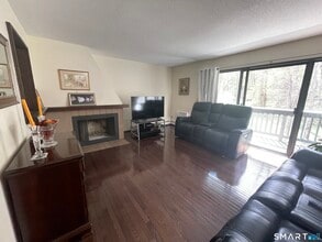 21 Hudson Glen St in Bethel, CT - Building Photo - Building Photo