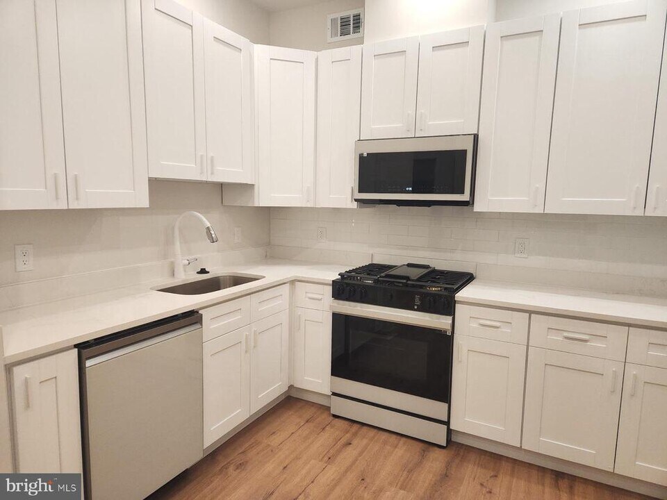 1329 Connecticut Ave NW in Washington, DC - Building Photo