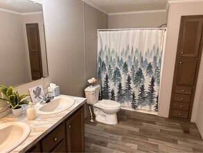 330 Mosswood Ln in Iowa City, IA - Building Photo - Building Photo