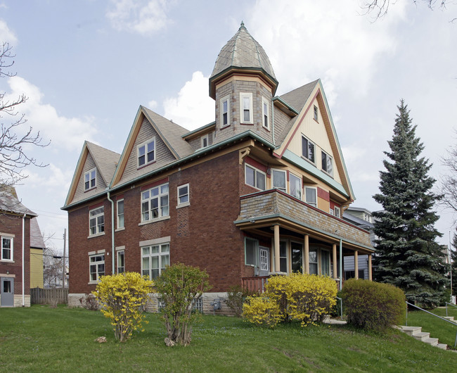 2507 N Humboldt Blvd in Milwaukee, WI - Foto de edificio - Building Photo