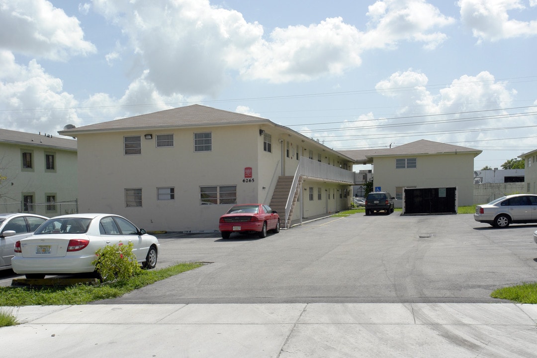 6265 W 22nd Ct in Hialeah, FL - Foto de edificio