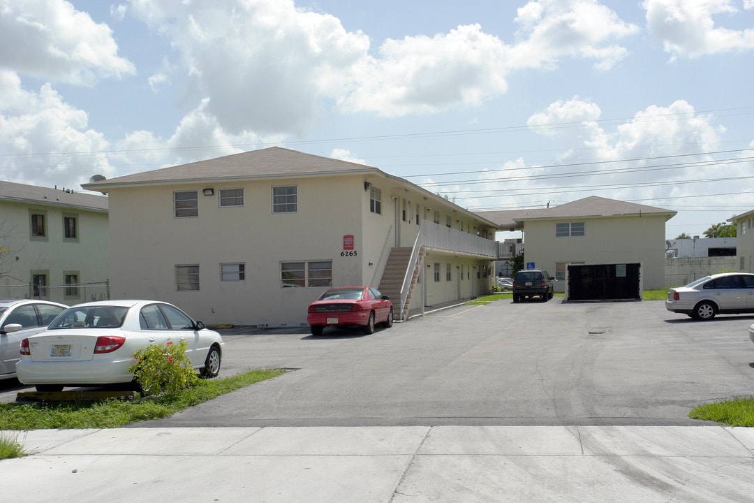 6265 W 22nd Ct in Hialeah, FL - Building Photo