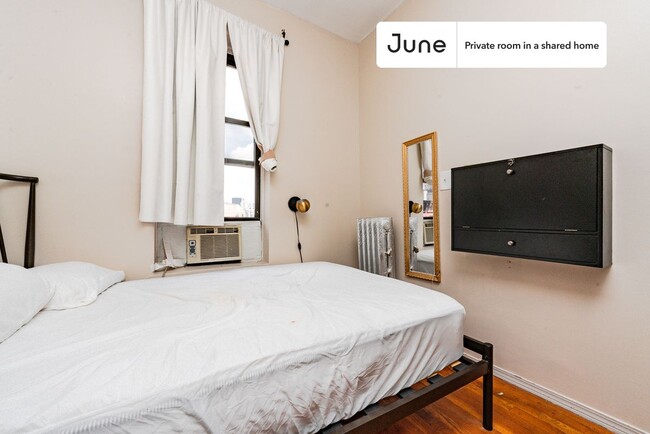 Private bedroom in 3 bed/1 bath Home in New York, NY - Building Photo - Building Photo