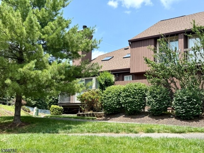 4632 Bloomingdale Dr in Hillsborough, NJ - Building Photo - Building Photo