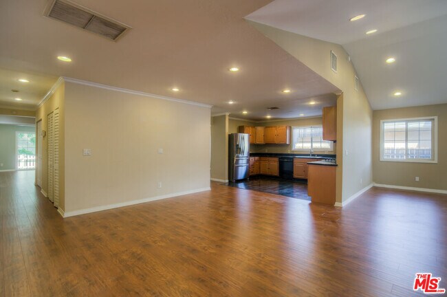 5415 Fallbrook Ave in Los Angeles, CA - Building Photo - Building Photo