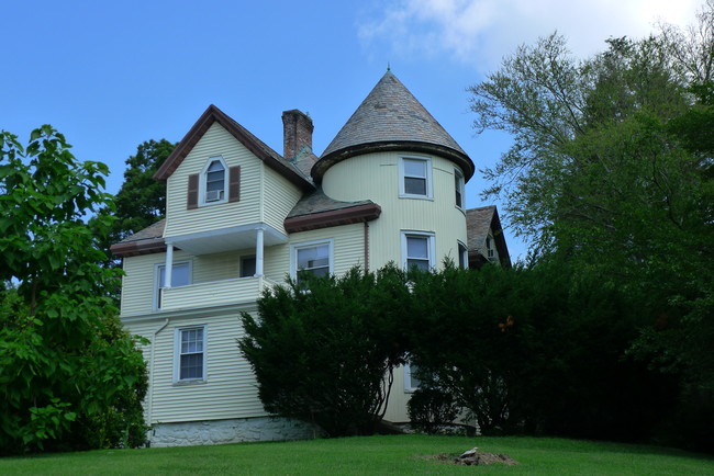 12 Putnam Ave in Brewster, NY - Foto de edificio - Building Photo