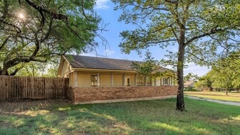 848 Pecan Ln in Cottonwood Shores, TX - Building Photo