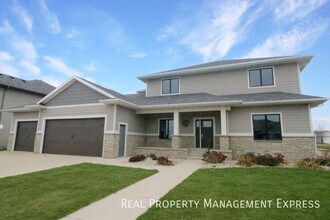 Beautiful 7 Bedroom 4 Bath Residence with in Sioux Falls, SD - Building Photo - Building Photo