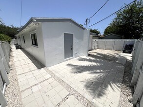 2226 Cody St, Unit Duplex #2 in Hollywood, FL - Building Photo - Building Photo