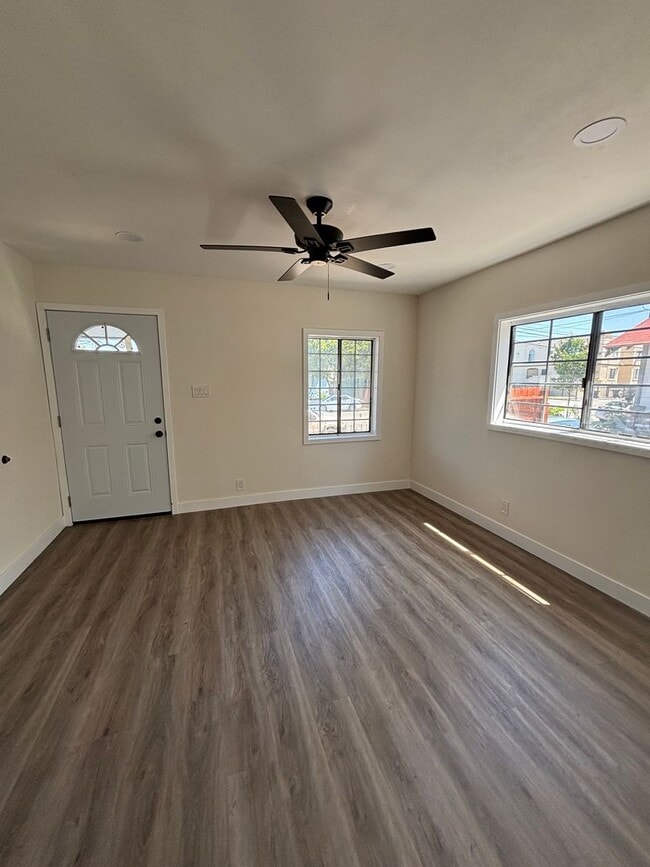 1028 E 10th St in Long Beach, CA - Building Photo - Building Photo
