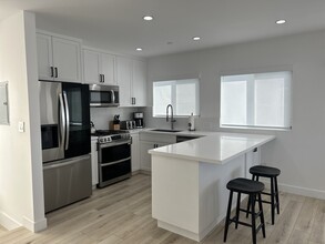 211 36th Pl, Unit M.B.Modern Sea View in Manhattan Beach, CA - Foto de edificio - Building Photo