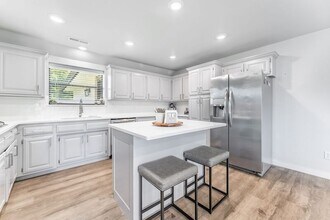 1906 SE Taylor St in Bentonville, AR - Building Photo - Building Photo